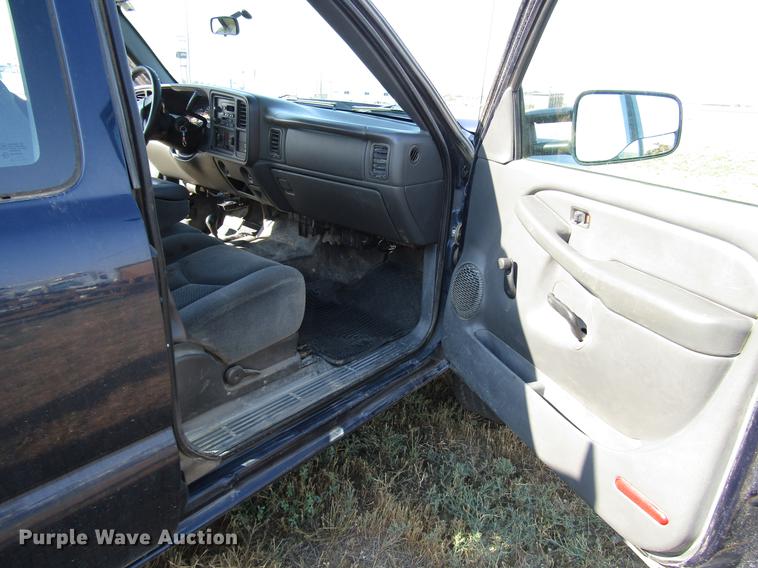 image for item DD4362 2005 Chevrolet Silverado 2500HD Ext. Cab utility bed pickup truck