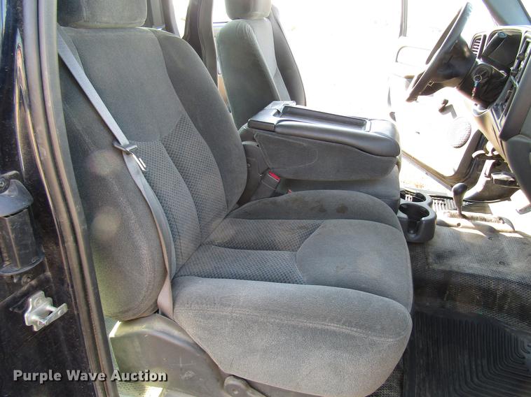 image for item DD4362 2005 Chevrolet Silverado 2500HD Ext. Cab utility bed pickup truck