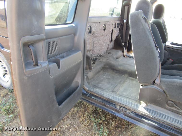 image for item DD4362 2005 Chevrolet Silverado 2500HD Ext. Cab utility bed pickup truck