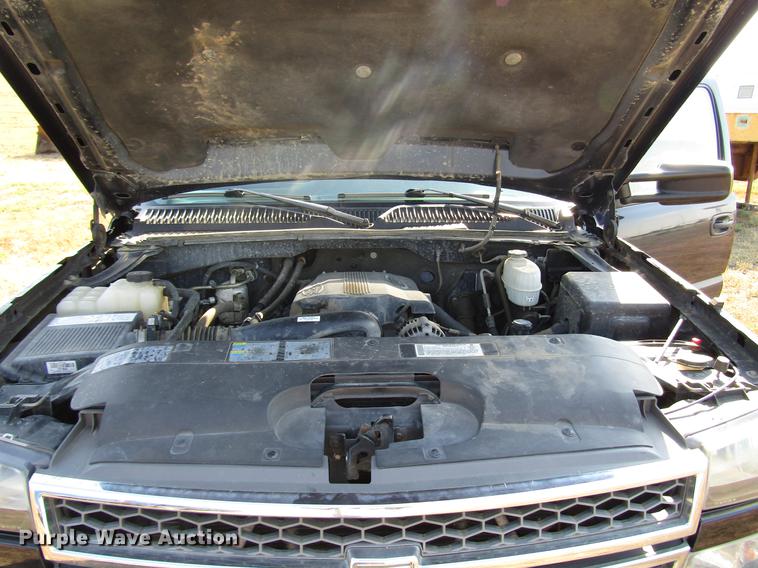 image for item DD4362 2005 Chevrolet Silverado 2500HD Ext. Cab utility bed pickup truck