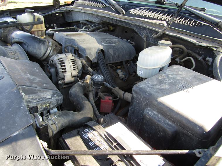 image for item DD4362 2005 Chevrolet Silverado 2500HD Ext. Cab utility bed pickup truck