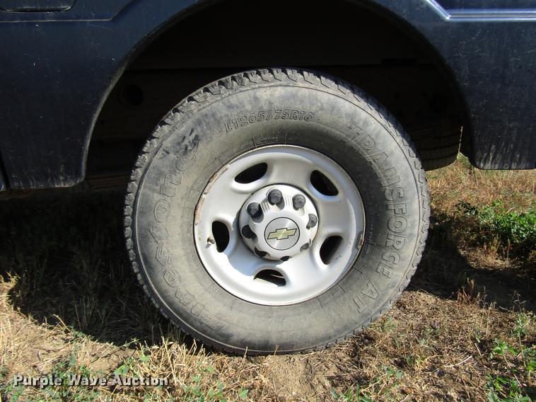 image for item DD4362 2005 Chevrolet Silverado 2500HD Ext. Cab utility bed pickup truck