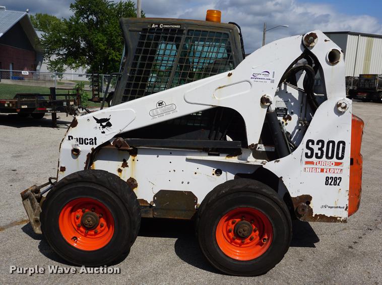 image for item DD6566 2005 Bobcat S300 skid steer