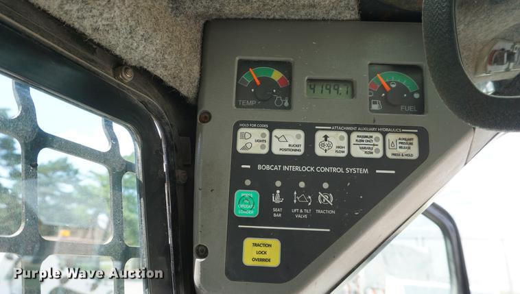 image for item DD6566 2005 Bobcat S300 skid steer