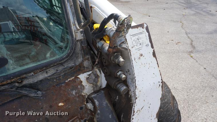 image for item DD6566 2005 Bobcat S300 skid steer