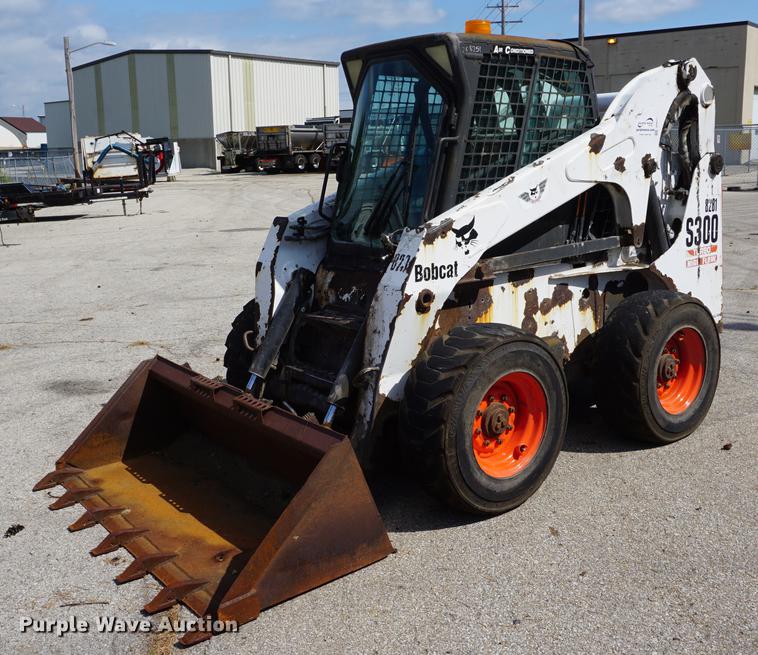 image for item DD6571 2004 Bobcat S300 skid steer