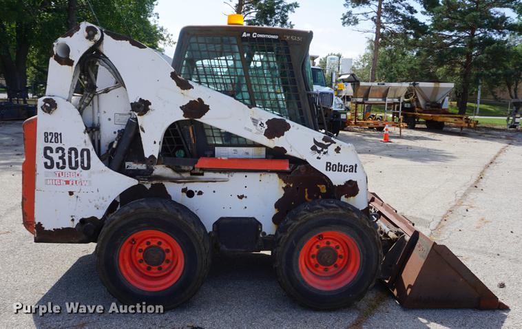 image for item DD6571 2004 Bobcat S300 skid steer