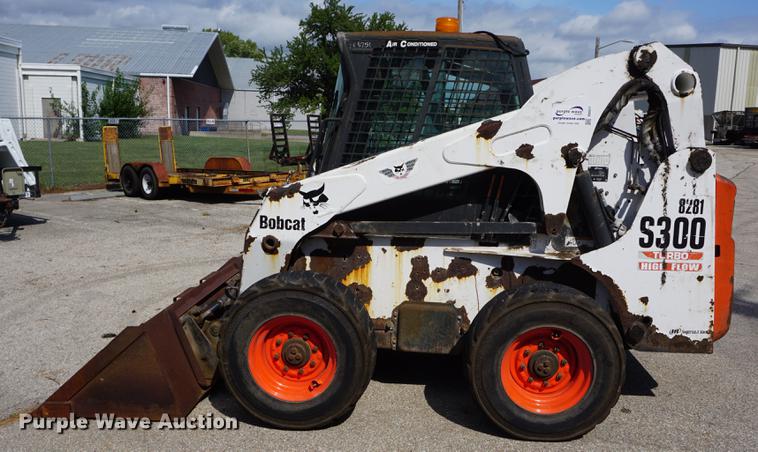 image for item DD6571 2004 Bobcat S300 skid steer