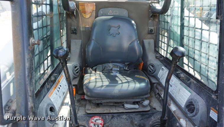 image for item DD6571 2004 Bobcat S300 skid steer
