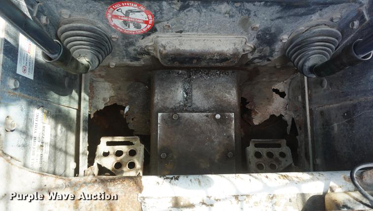 image for item DD6571 2004 Bobcat S300 skid steer