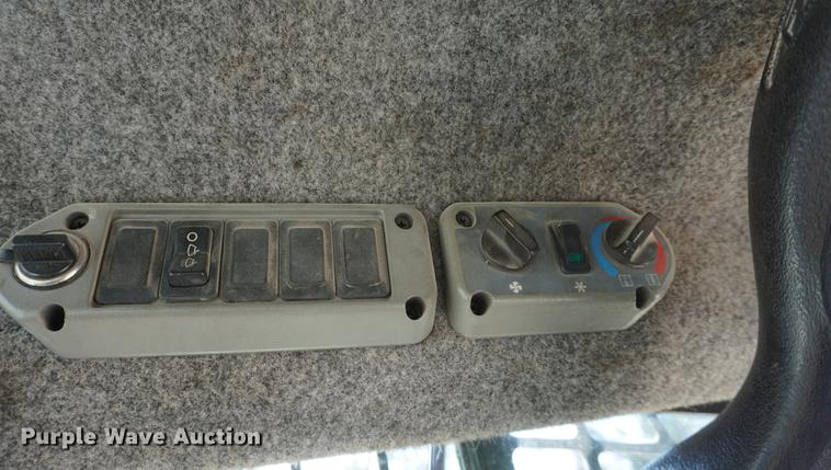 image for item DD6571 2004 Bobcat S300 skid steer