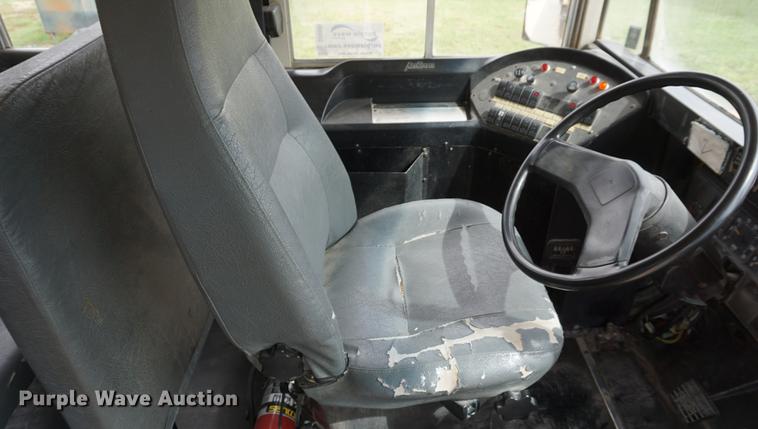 image for item DD6585 1999 International 3800 school bus