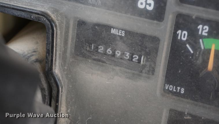 image for item DD6585 1999 International 3800 school bus