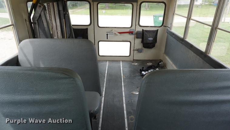 image for item DD6585 1999 International 3800 school bus