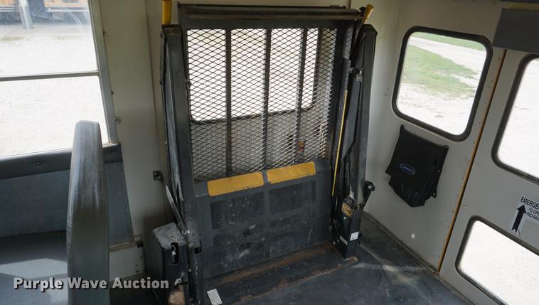 image for item DD6585 1999 International 3800 school bus