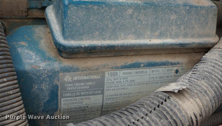 image for item DD6585 1999 International 3800 school bus