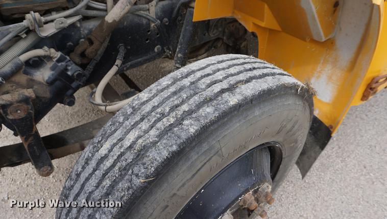 image for item DD6585 1999 International 3800 school bus