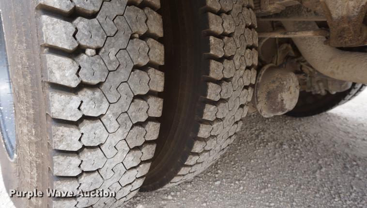 image for item DD6585 1999 International 3800 school bus