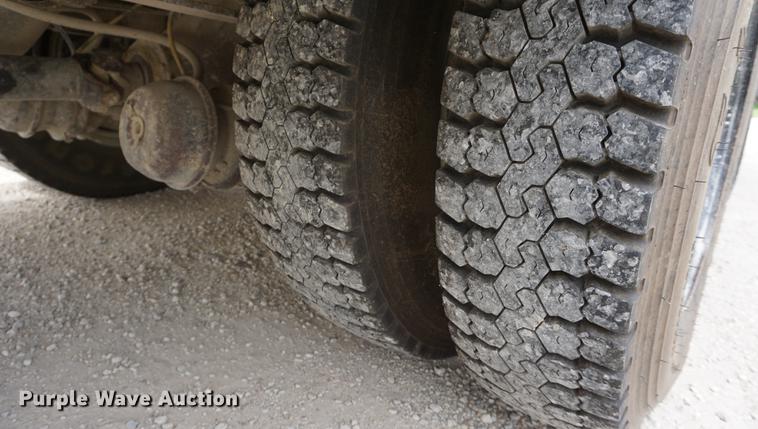 image for item DD6585 1999 International 3800 school bus