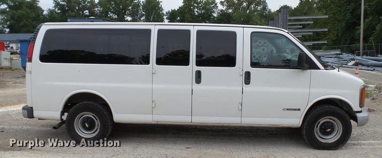 image for item DD7370 2002 Chevrolet Express 3500 Extended van