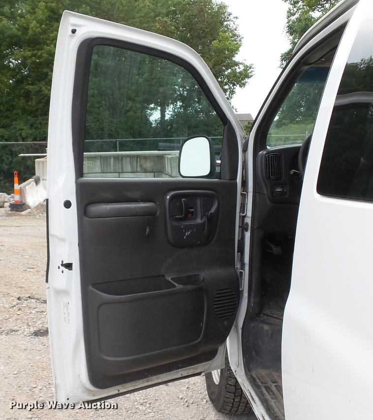 image for item DD7370 2002 Chevrolet Express 3500 Extended van