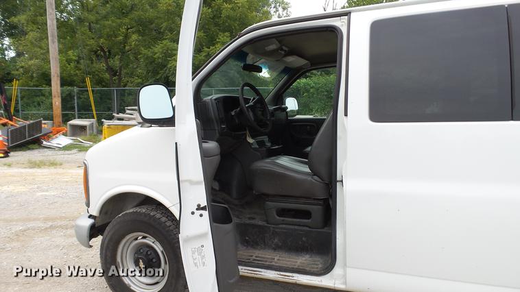 image for item DD7370 2002 Chevrolet Express 3500 Extended van