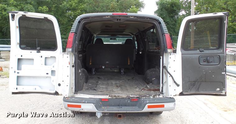 image for item DD7370 2002 Chevrolet Express 3500 Extended van