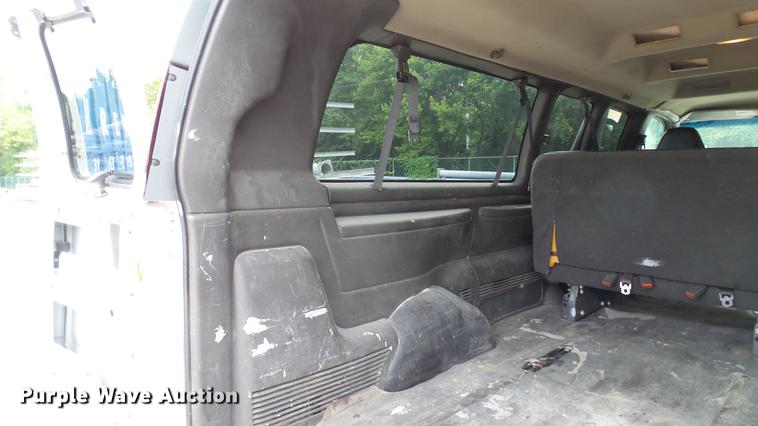 image for item DD7370 2002 Chevrolet Express 3500 Extended van