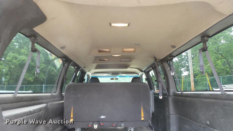 image for item DD7370 2002 Chevrolet Express 3500 Extended van