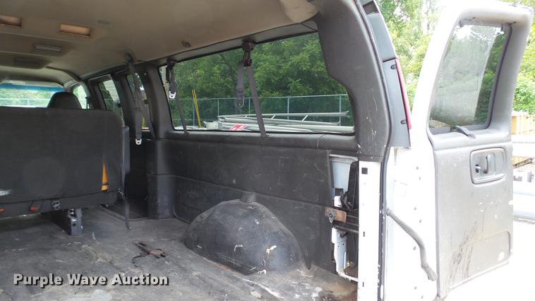 image for item DD7370 2002 Chevrolet Express 3500 Extended van