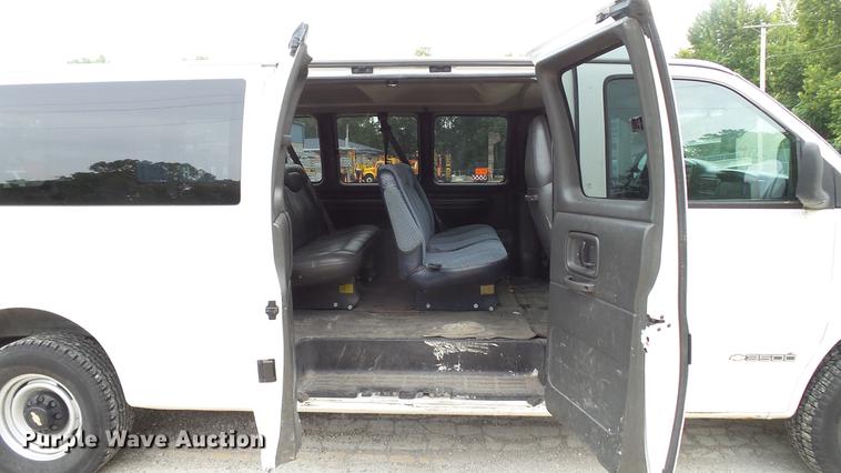 image for item DD7370 2002 Chevrolet Express 3500 Extended van