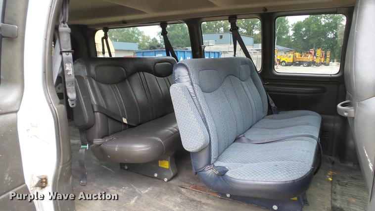 image for item DD7370 2002 Chevrolet Express 3500 Extended van