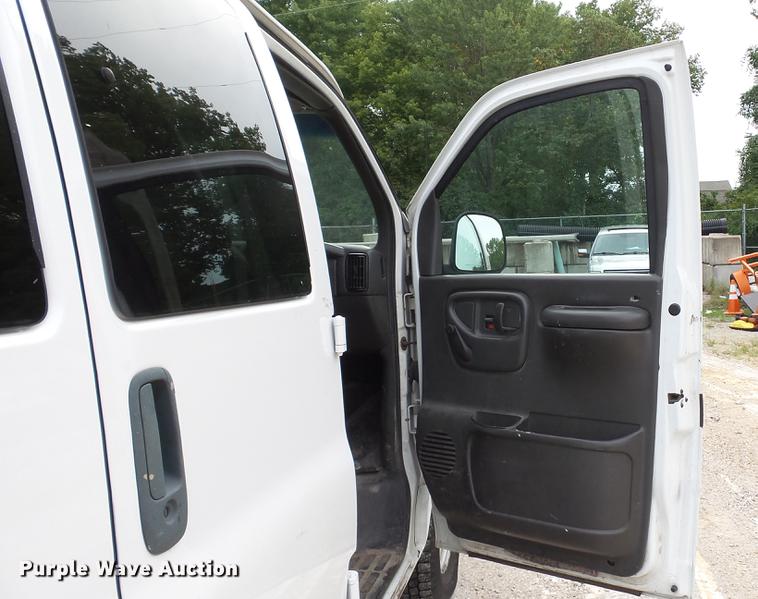 image for item DD7370 2002 Chevrolet Express 3500 Extended van