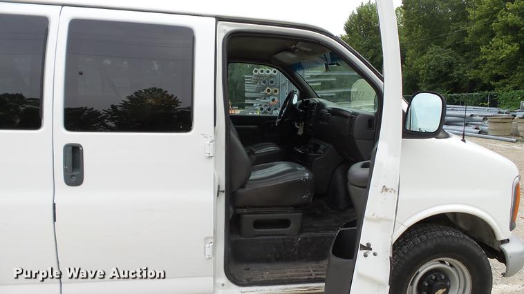 image for item DD7370 2002 Chevrolet Express 3500 Extended van