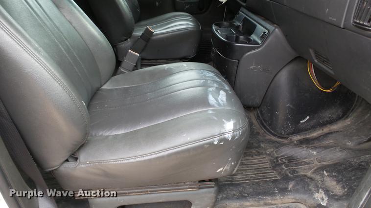 image for item DD7370 2002 Chevrolet Express 3500 Extended van