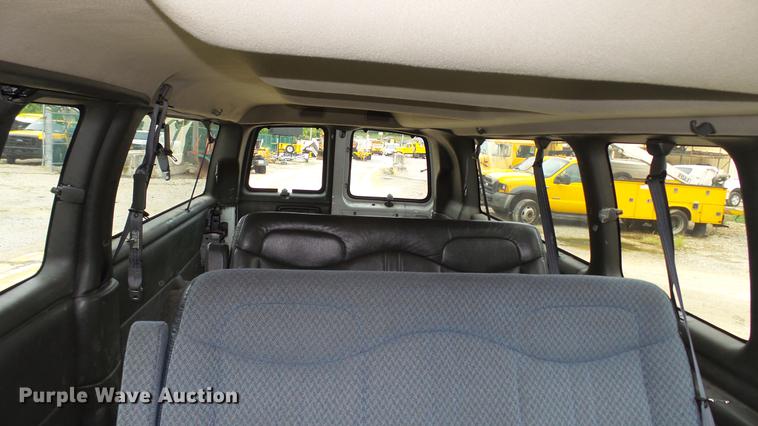 image for item DD7370 2002 Chevrolet Express 3500 Extended van