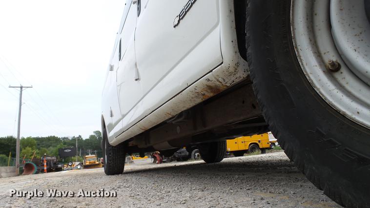 image for item DD7370 2002 Chevrolet Express 3500 Extended van