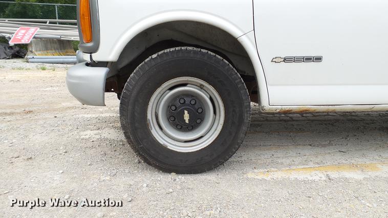 image for item DD7370 2002 Chevrolet Express 3500 Extended van