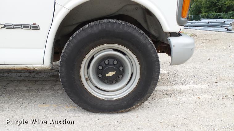image for item DD7370 2002 Chevrolet Express 3500 Extended van