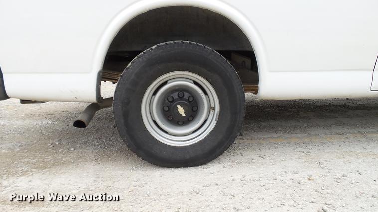 image for item DD7370 2002 Chevrolet Express 3500 Extended van