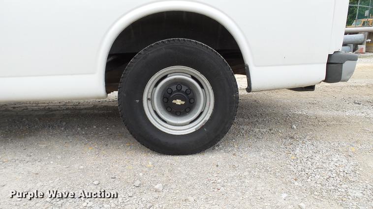 image for item DD7370 2002 Chevrolet Express 3500 Extended van