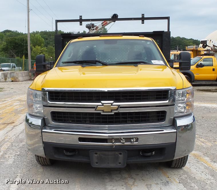 image for item DD7371 2008 Chevrolet Silverado 3500HD flatbed pickup truck