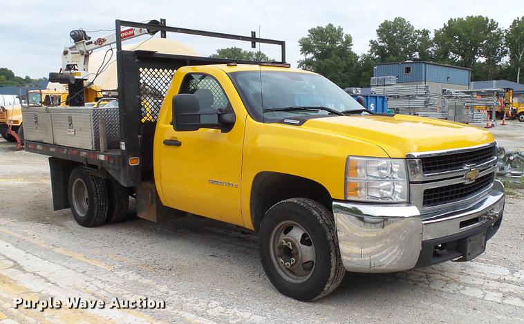 image for item DD7371 2008 Chevrolet Silverado 3500HD flatbed pickup truck