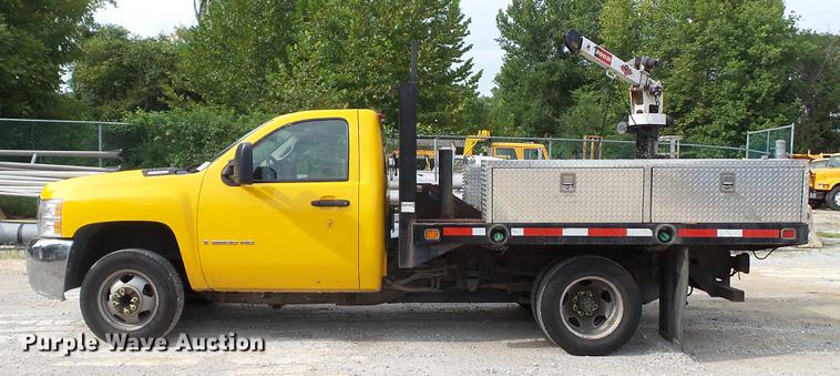 image for item DD7371 2008 Chevrolet Silverado 3500HD flatbed pickup truck