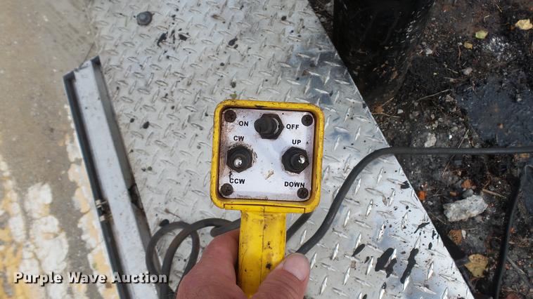 image for item DD7371 2008 Chevrolet Silverado 3500HD flatbed pickup truck