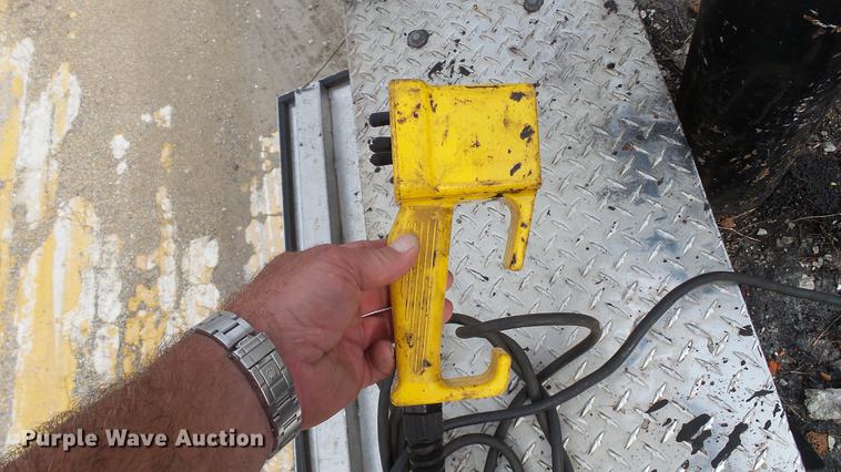 image for item DD7371 2008 Chevrolet Silverado 3500HD flatbed pickup truck