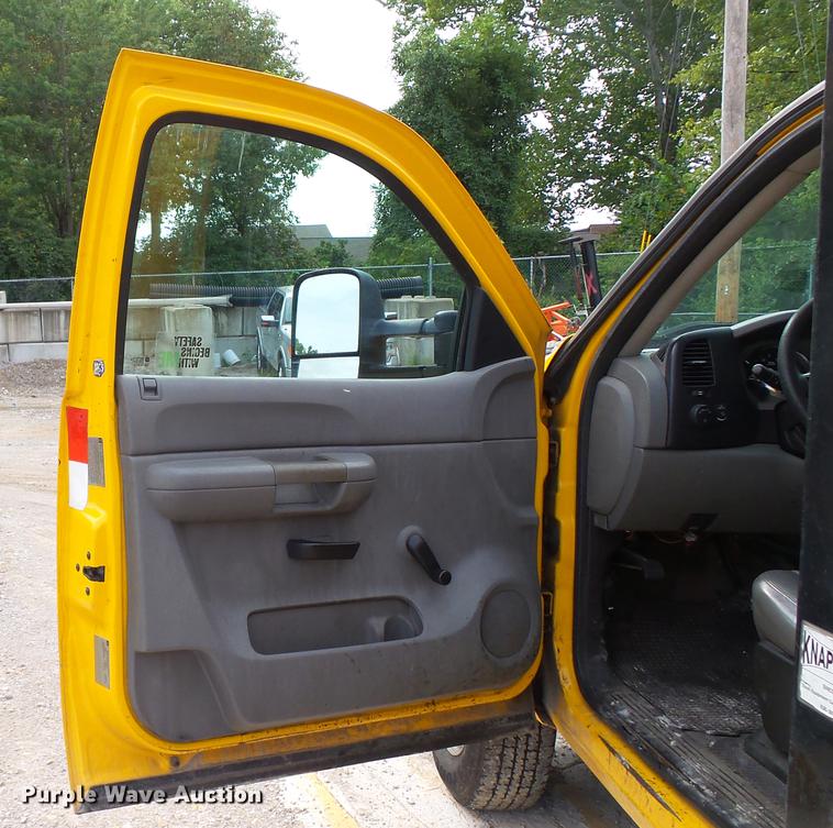 image for item DD7371 2008 Chevrolet Silverado 3500HD flatbed pickup truck