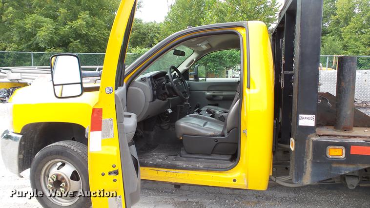 image for item DD7371 2008 Chevrolet Silverado 3500HD flatbed pickup truck