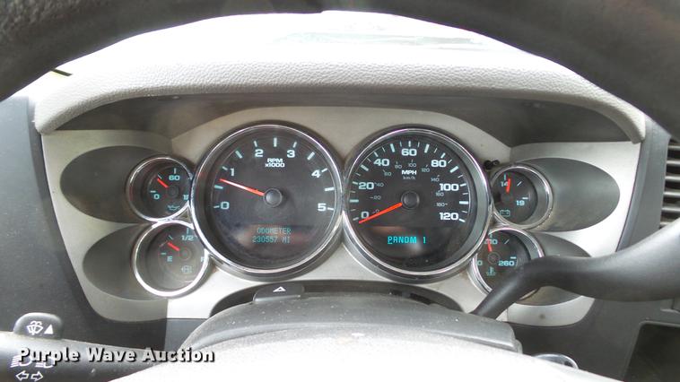 image for item DD7371 2008 Chevrolet Silverado 3500HD flatbed pickup truck