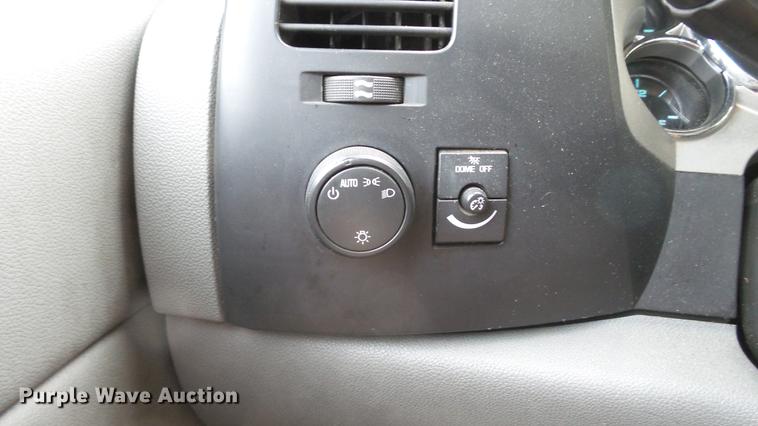 image for item DD7371 2008 Chevrolet Silverado 3500HD flatbed pickup truck